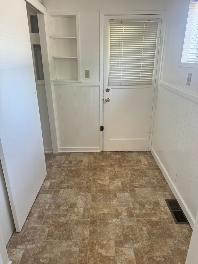 Building Photo - Charming 3 Bedroom Home