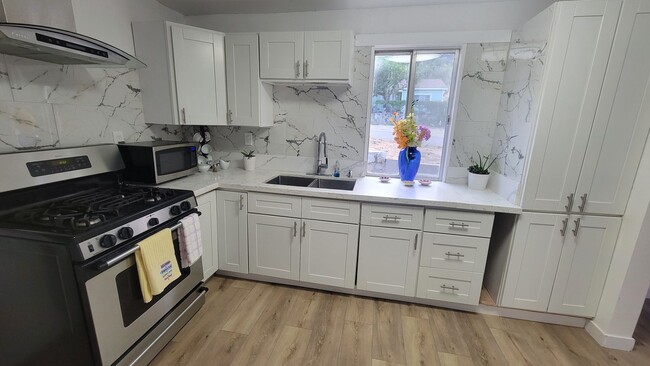 Building Photo - Charming Renovated Lebec Home - 3+2 with 2...