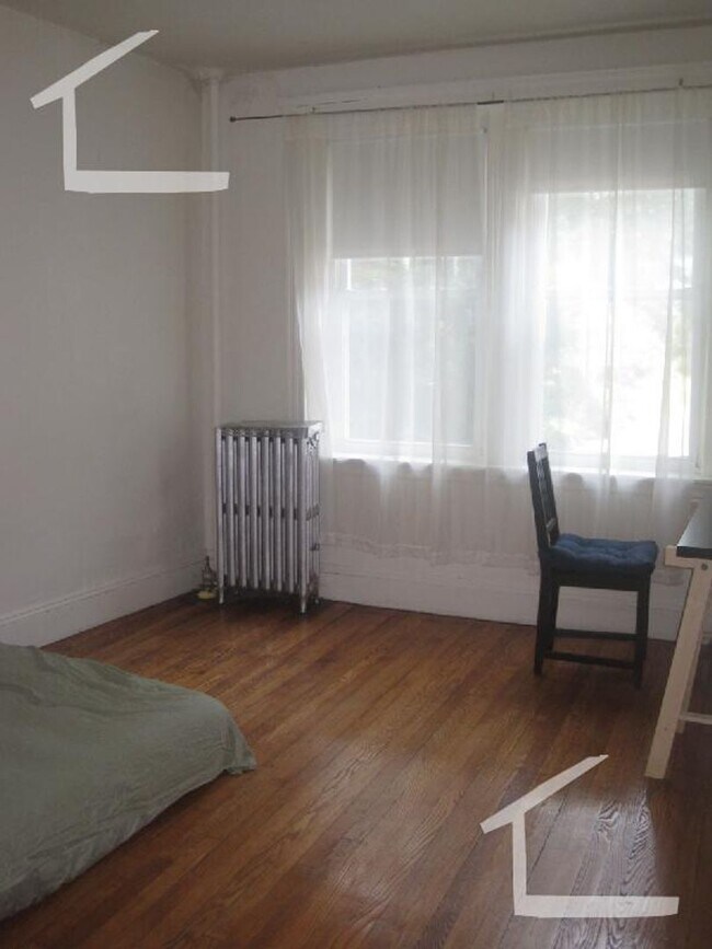 Building Photo - 3 Bed Split NO FEE NO SECURITY Heat Hw inc...