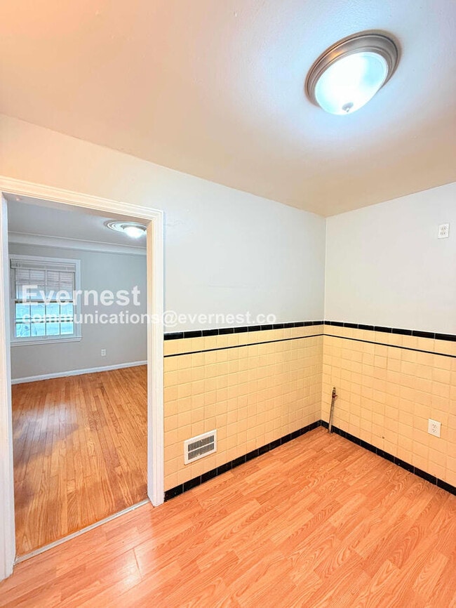 Building Photo - 11009 Roxbury St