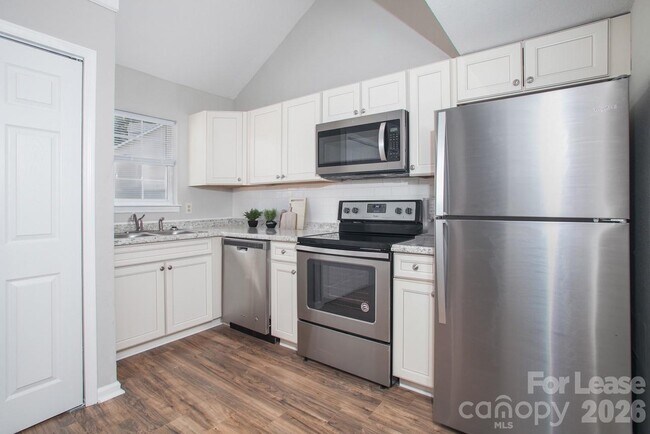 Foto del edificio - 303 Crown Point Dr