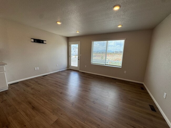 Foto del edificio - Modern 3-Level Home with Dual Balconies, Open Floor Plan & Bonus Flex Space