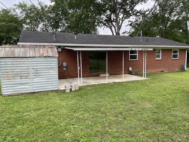 Nice large covered patio and tool shed - 512 Madison Ave