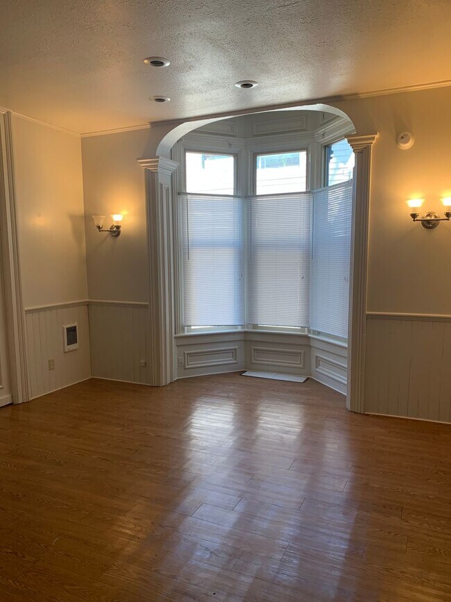 Building Photo - Spacious 4 Bedroom or 3 bedroom + bonus ro...