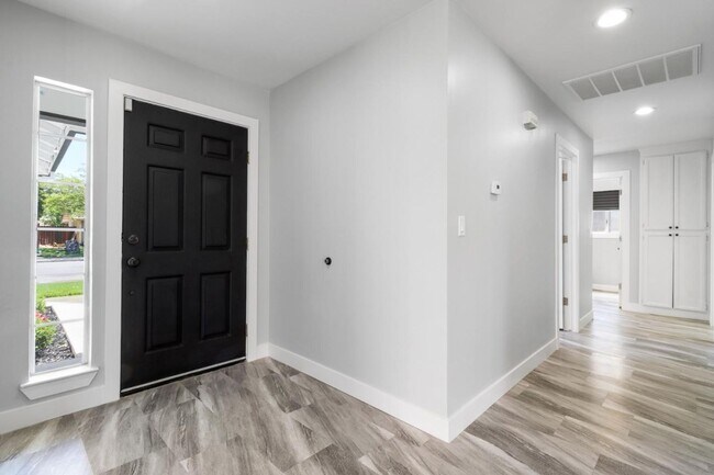 Building Photo - Fully Remodeled Los Banos 3/2 with Pool