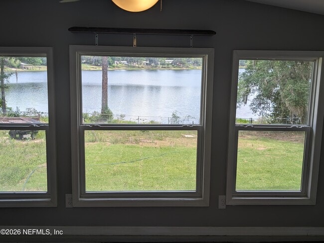 Building Photo - 220 Mirror Lake Dr