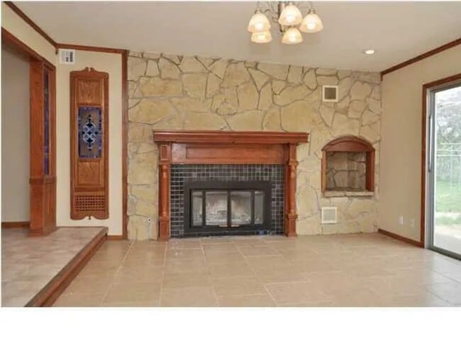 Building Photo - Lovely 3 Bed, 1 Bath!