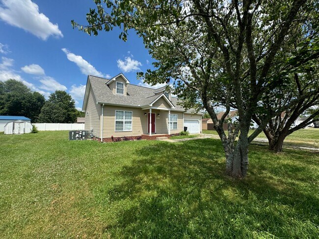 Building Photo - For Lease - 3 Bed, 2 Bath, 1400sqft Home i...