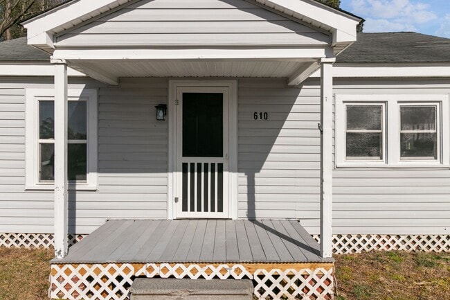 Building Photo - 3 Bed 2 Bath Ranch