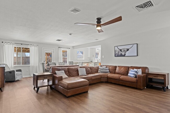 Foto del edificio - 3812 E Everglade Ave