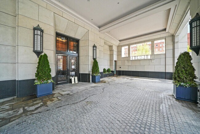 Foto del edificio - 451 E Grand Ave