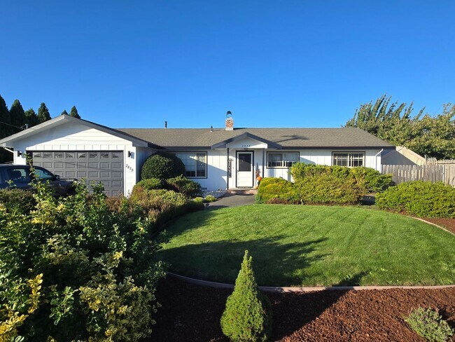 Foto del edificio - Stunning 4BR/2BA Fortuna home in quiet nei...