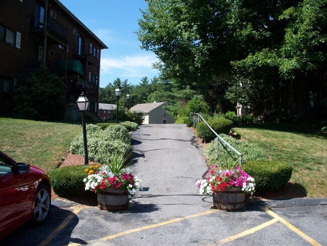 Foto del edificio - 284 Codman Hill Rd