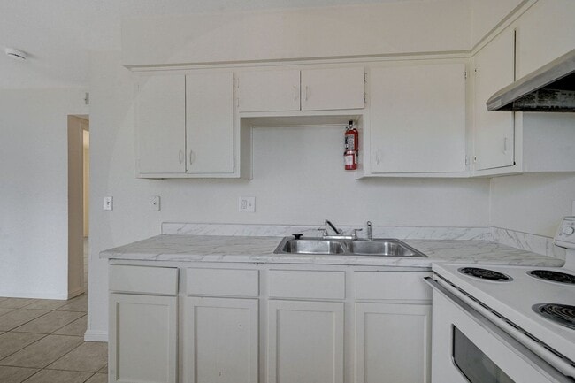Building Photo - Bright & Spacious 2-Bedroom in the Heart of Las Vegas!