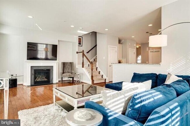 Foto del edificio - 10703 Cameron Glen Dr