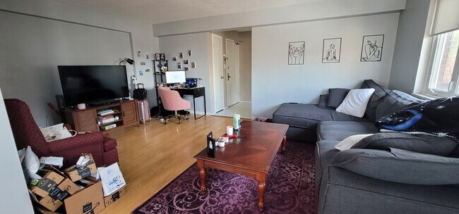 Living Room - 700 W Bittersweet Pl
