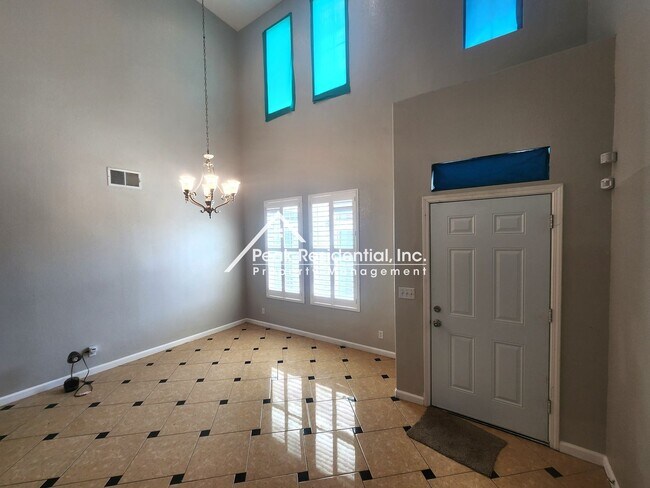 Foto del edificio - Spacious Stockton 5bd/3ba back up to Elkhorn Golf Club