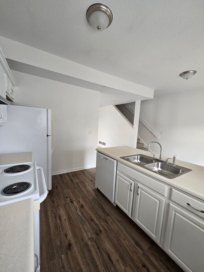 Building Photo - 3 bedroom duplex