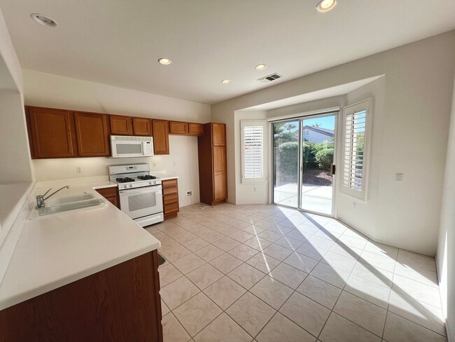 Foto del edificio - AVAILABLE NOW!! 2 Bedroom 2 Bathroom Home in SUN CITY PALM DESERT!!