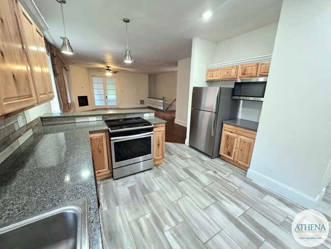 Building Photo - 1 Bedroom / 1 Bath Apartment Located on Broadway Street