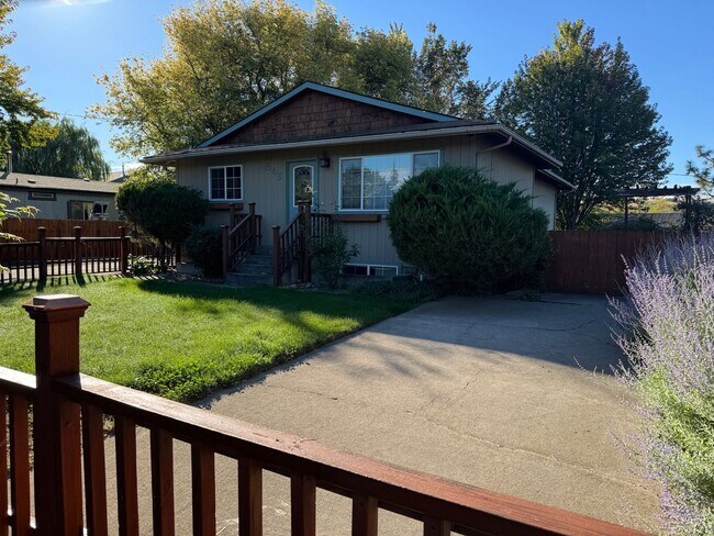 Building Photo - Large 4 Bedroom Home - Dufur Oregon