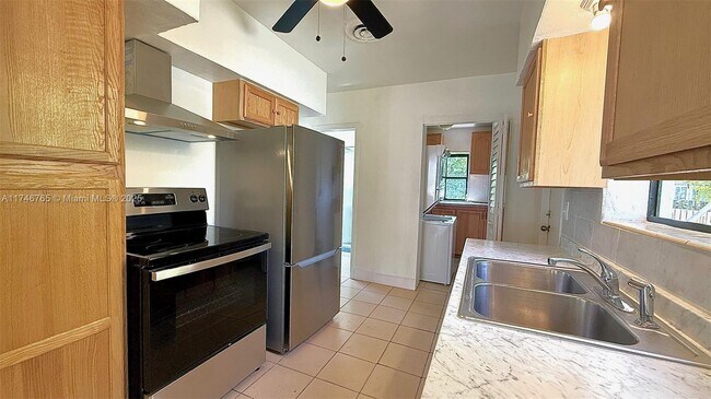 Foto del edificio - 580 NE 170th St
