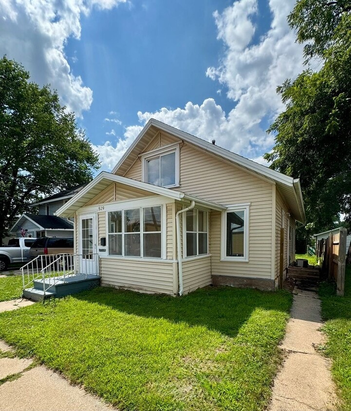 Primary Photo - Rochester MN 3 bedrooms, 2 bathrooms, and ...