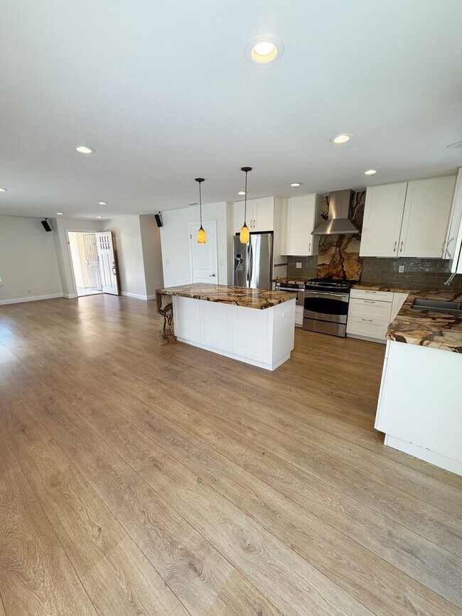 Foto del edificio - Beautifully Upgraded 4 Bed/2 Bath Single-L...