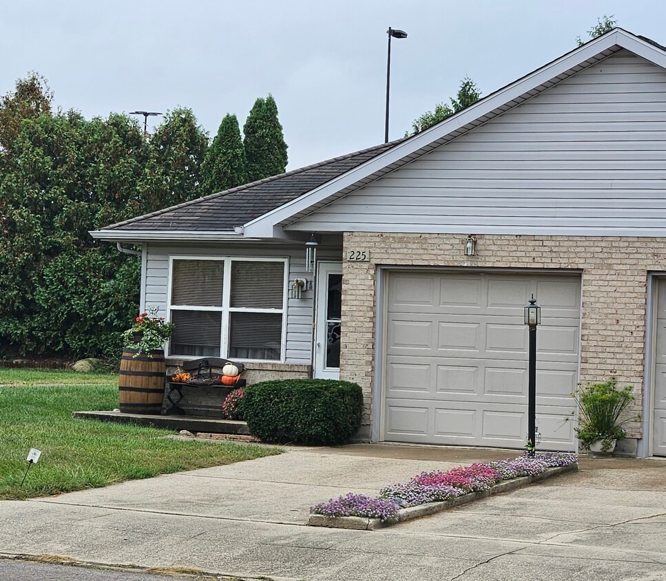 Building Photo - 225 Delaware Crossing