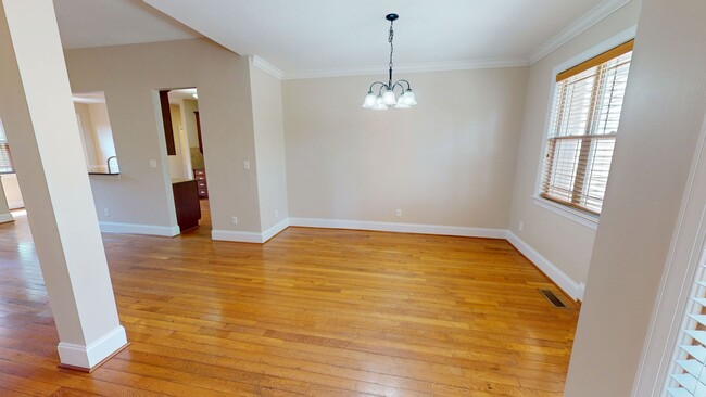 Foto del edificio - Large 5 Bedroom with Large Fenced in Back ...