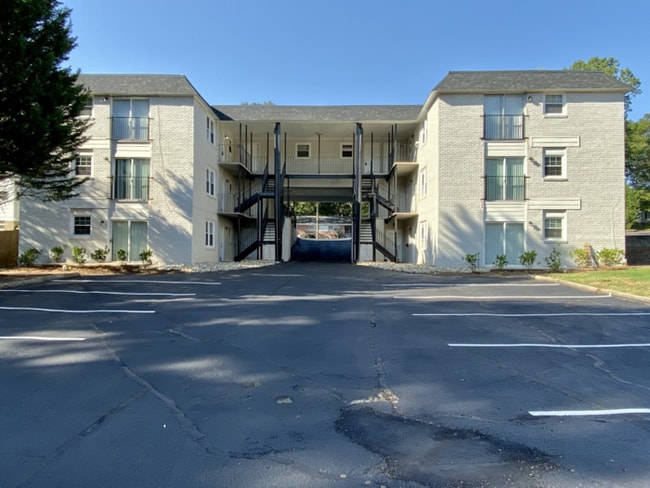 Building Photo - 135 Oakwood Ave
