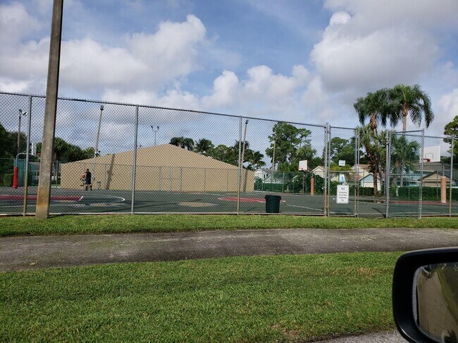Foto del edificio - 1428 Dandelion Ln