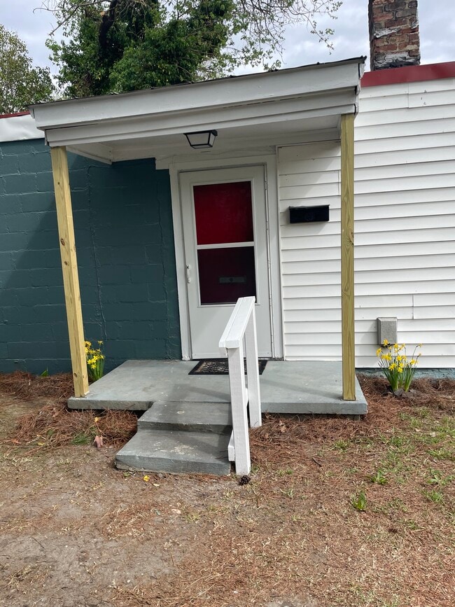 Building Photo - 905 Nash St E