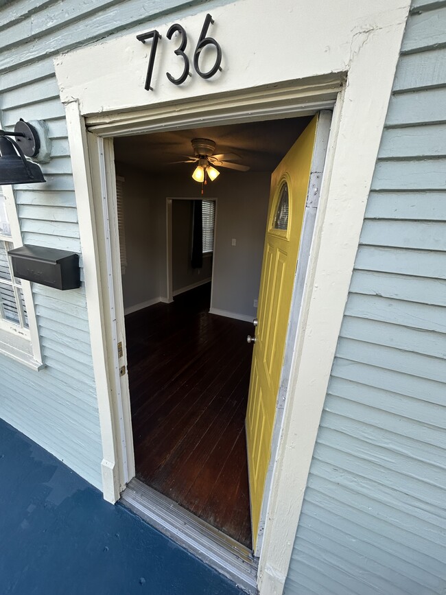 Building Photo - 736 Harmony St