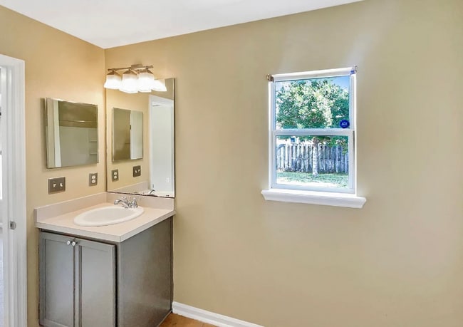 Building Photo - 11662 Pleasant Creek Dr