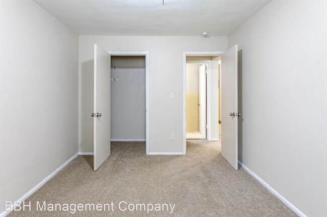 Building Photo - 1 br, 1 bath Apartment - 1 & Bedrooms Walk...