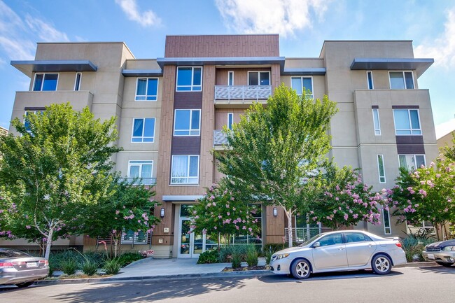 Building Photo - 2 bed 2.5 bath luxury condo