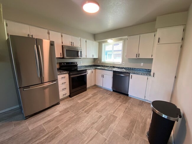 Building Photo - 1103 Karluk St