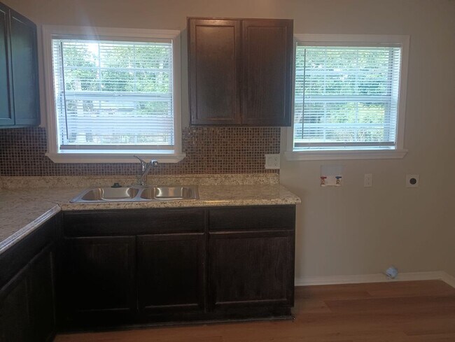 Foto del edificio - 3 Bedroom - Move in Ready and priced to go!