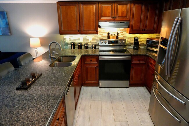 Building Photo - 932 Kingsbury Dr