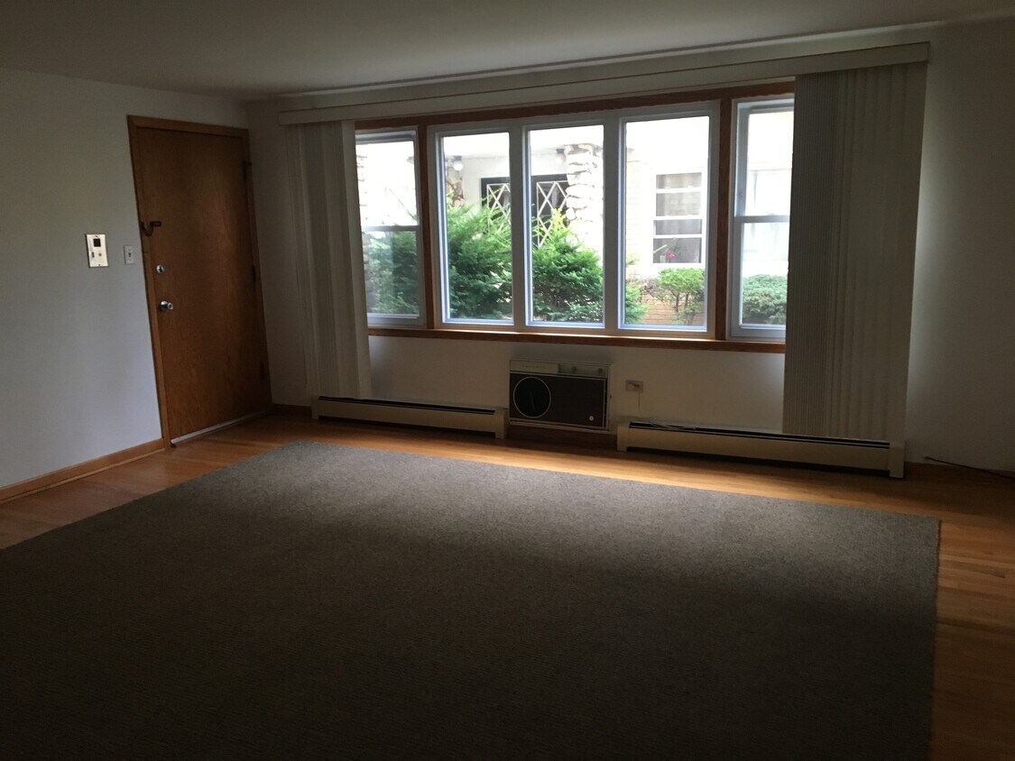 Living Room - 5204 N Reserve Ave