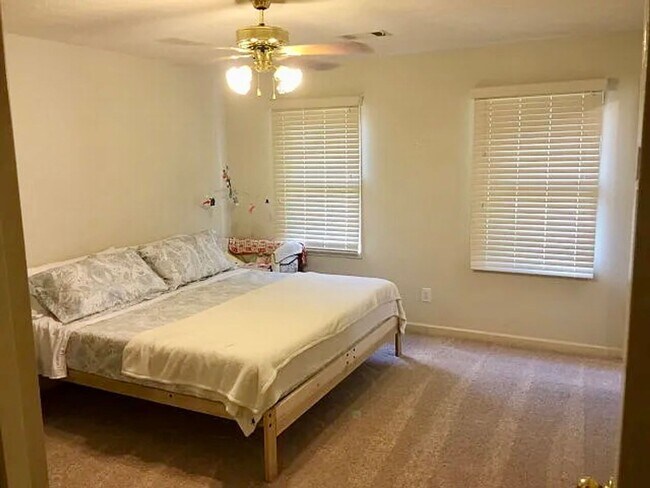 Foto del edificio - Available Soon!