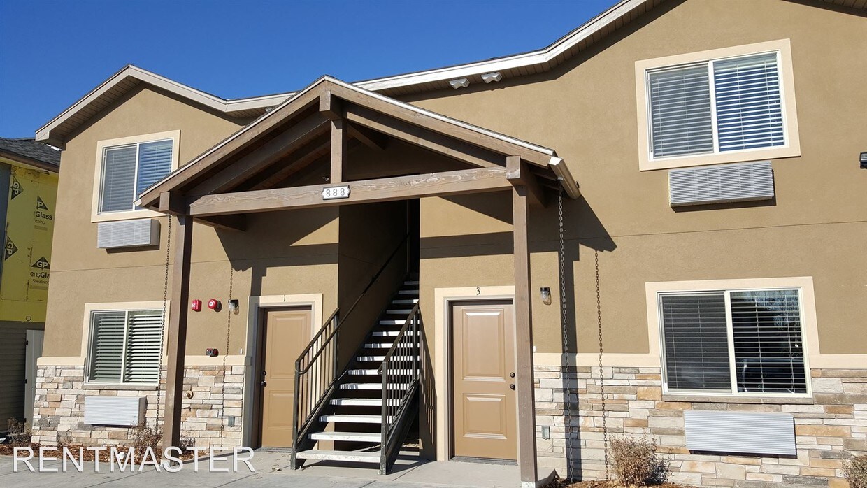 Foto principal - 888 Everett Pl