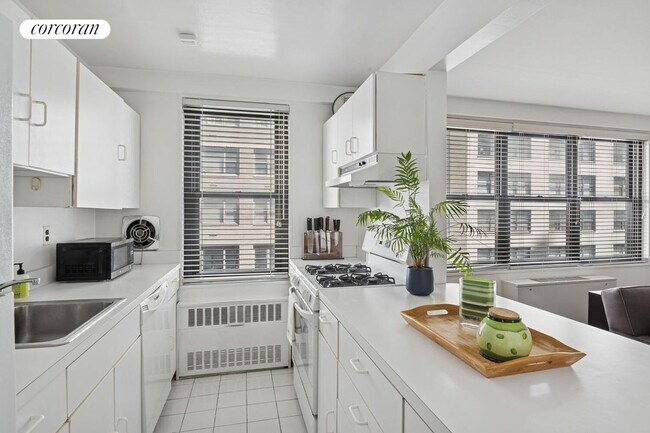Building Photo - 225 E 57th St