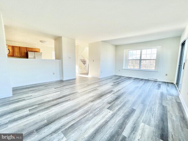 Building Photo - 245 Charring Cross Dr