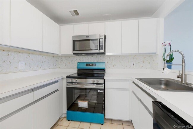 Building Photo - 100 W Broadway