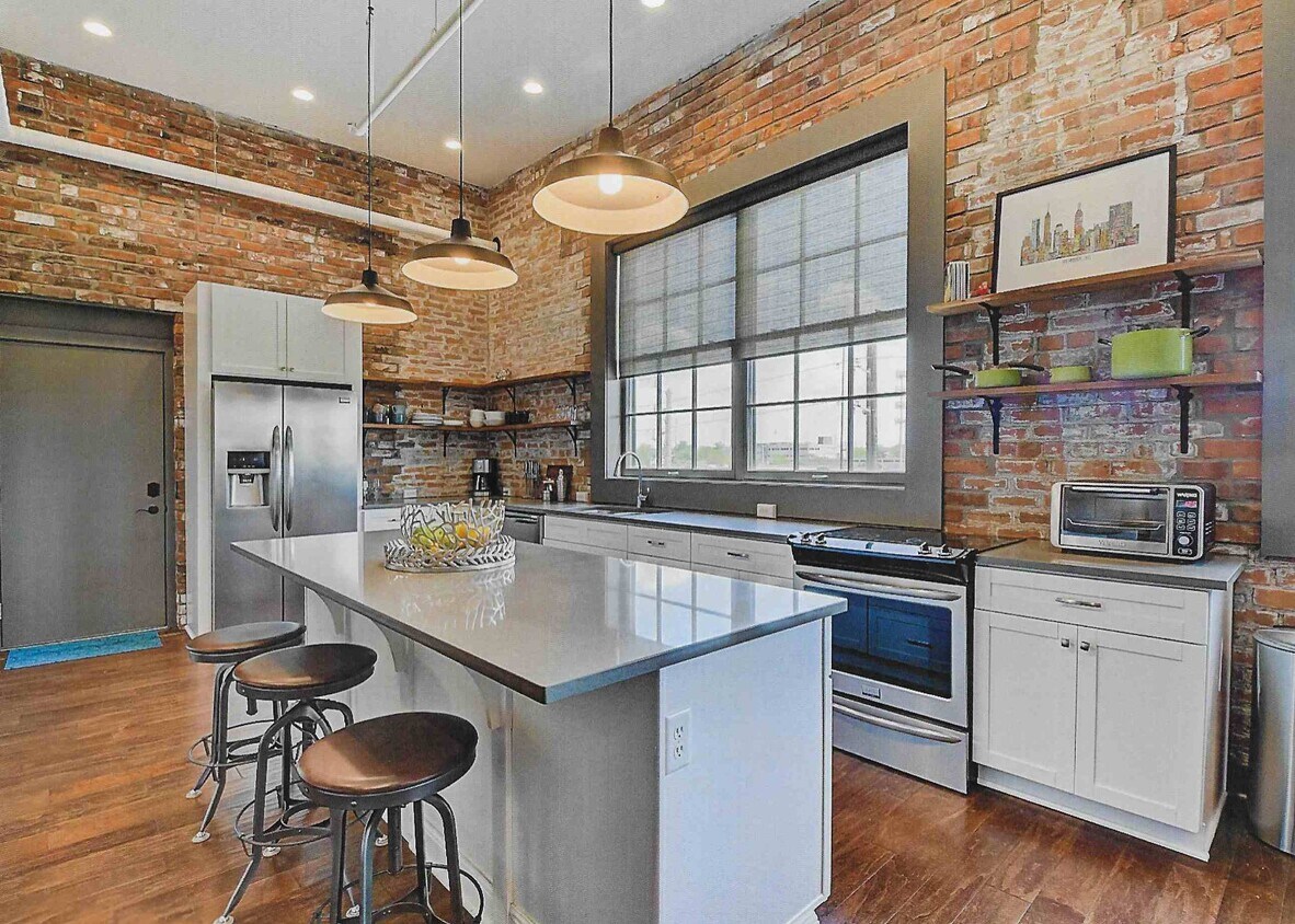 Foto principal - 740 E North St