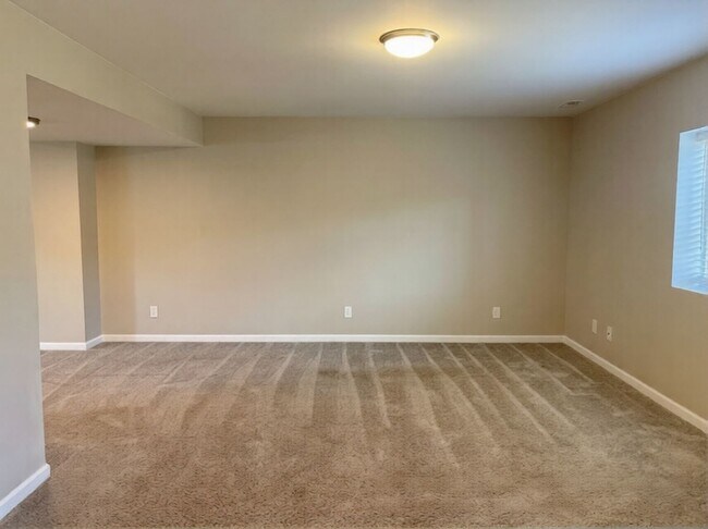 Foto del edificio - 325 Carmel Woods Dr