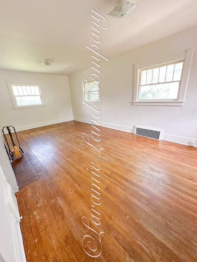 Foto del edificio - 817 E University Ave