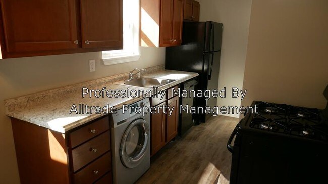 Foto del edificio - 6619 Strawberry Ln